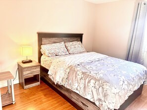 Comfort-enkeltværelse | Skrivebord, arbejdsområde til bærbare computere, gratis Wi-Fi, sengetøj