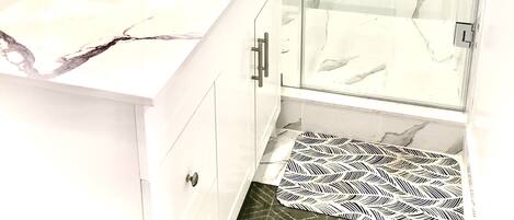 Superior Single Room | Bathroom | Rainfall showerhead, hair dryer, slippers, towels