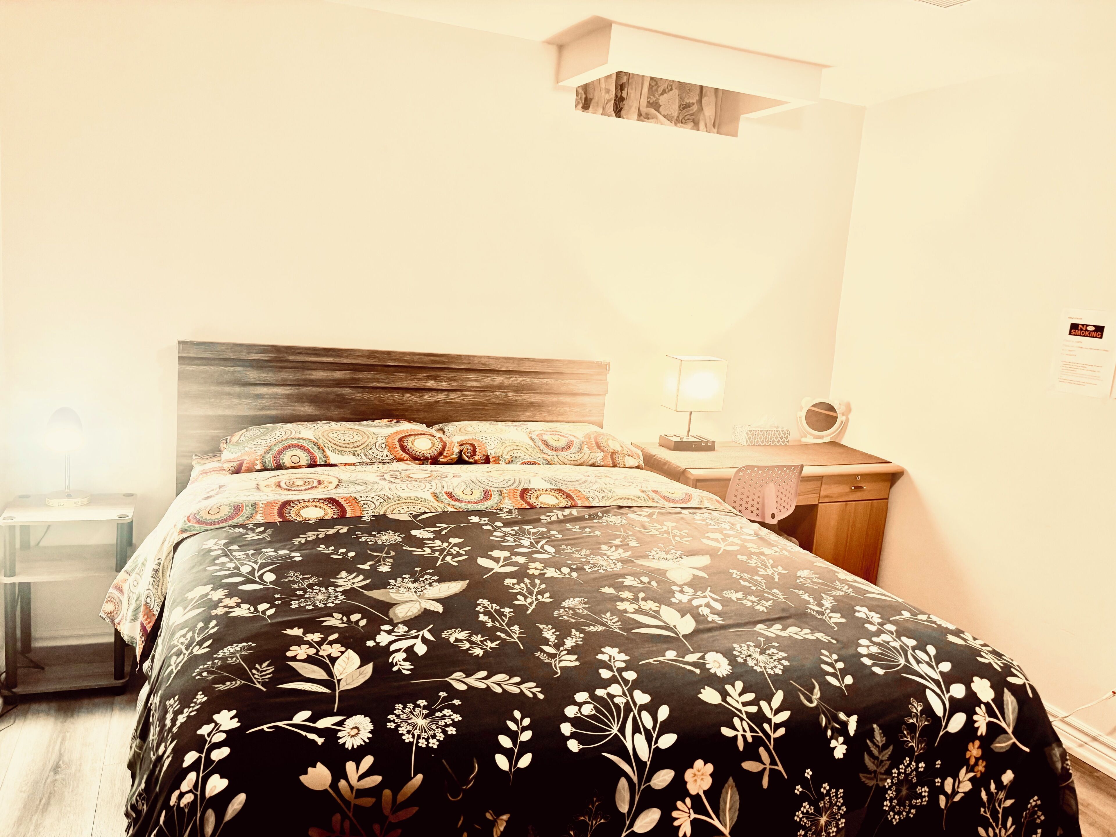 Bureau, espace de travail pour ordinateur portable, Wi-Fi gratuit