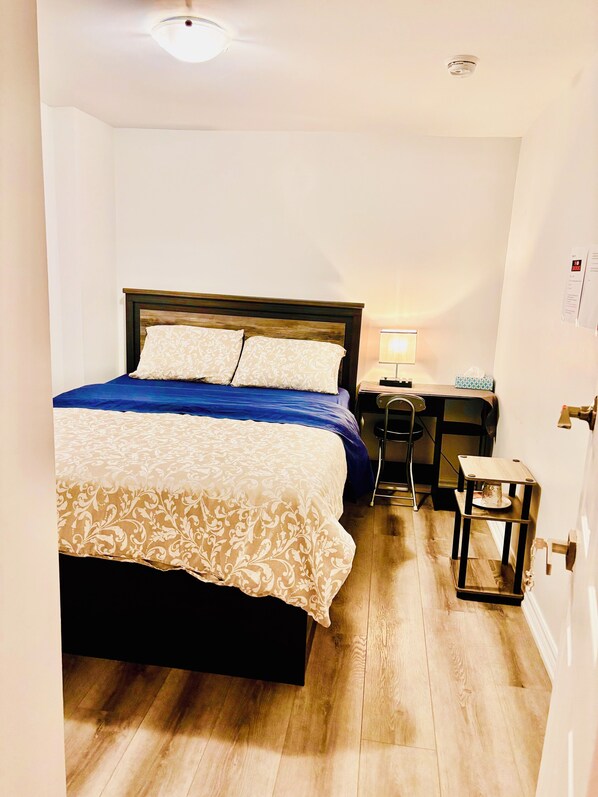 Economy-enkeltværelse | Skrivebord, arbejdsområde til bærbare computere, gratis Wi-Fi, sengetøj