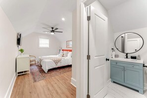 3 habitaciones, tabla de planchar con plancha, wifi y ropa de cama 