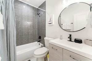 Badekar, hårføner og håndklær