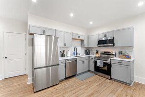 Refrigerador, microondas, horno y parrilla de estufa 