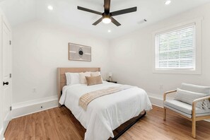 3 bedrooms, iron/ironing board, WiFi, bed sheets - Peaceful & Modern Historic Norcross Home (Norcross)