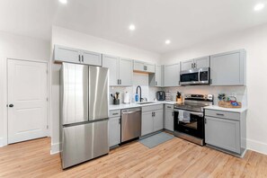 Refrigerador, microondas, horno y parrilla de estufa 