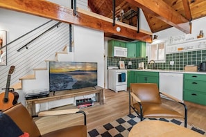 Televisión, chimenea y oficina