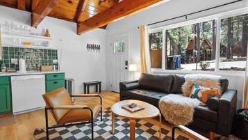 Una televisión, una chimenea, una oficina