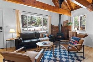 Televisión, chimenea y oficina 