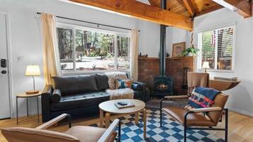 Una televisión, una chimenea, una oficina