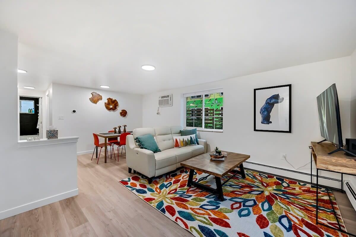 Fully Stocked & Renovated 1/1