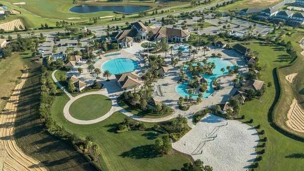 Eine Luftaufnahme eines Resorts mit mehreren Schwimmbecken, Golfplätzen und Wohnhäusern.