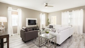 House, 6 Bedrooms | Ruang tamu