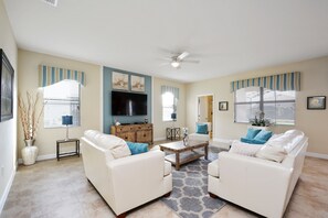 House, 6 Bedrooms | Living area