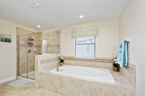 House, 6 Bedrooms | Bathroom | Free toiletries, towels