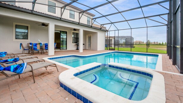 Ein überdachter Pool im Freien mit Liegestühlen und einer Terrassenfläche.