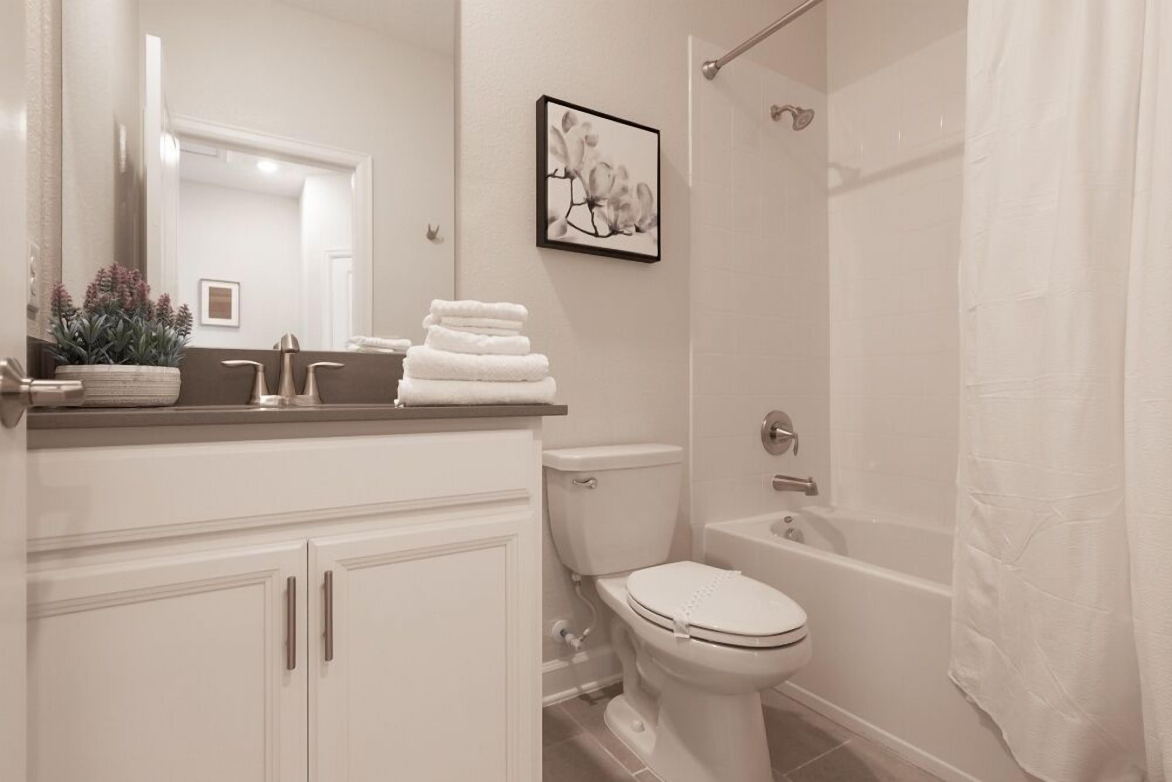 Un baño con inodoro, lavabo y bañera.