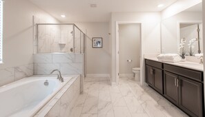 House, 6 Bedrooms | Bathroom | Towels