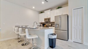 Townhouse, 5 kamar tidur | Dapur pribadi | Mesin pembuat kopi/teh, lemari es, oven, dan pemanggang roti