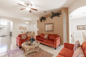 Maison, 4 chambres | Coin séjour