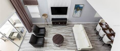 House, 5 Bedrooms | Living area