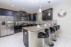 House, 6 Bedrooms | Private kitchen | Fridge, oven, coffee/tea maker, toaster - 9018sid-the Retreat At Championsgate 6 Bedroom Home by Redawning (Davenport)