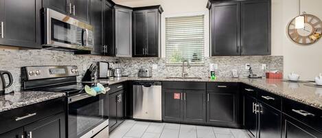 House, 6 Bedrooms | Private kitchen