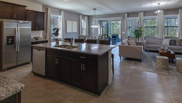 House, 5 Bedrooms | Private kitchen | Fridge, oven, coffee/tea maker, toaster - 7660oml-solterra Resort 5 Bedroom Home by RedAwning (Davenport)