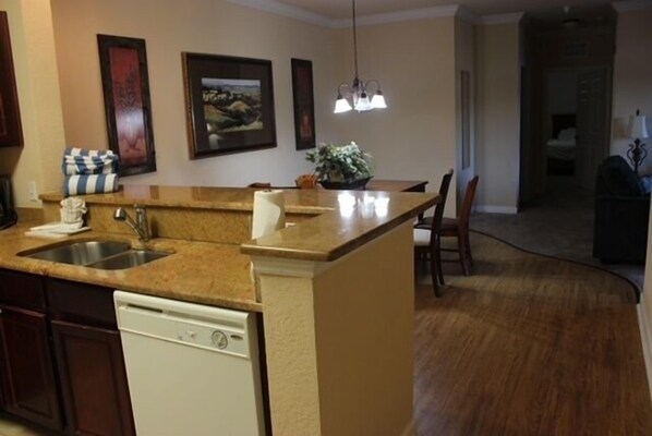 Condo, 3 chambres | Cuisine privée | Réfrigérateur, un four, cafetière-théière, grille-pain