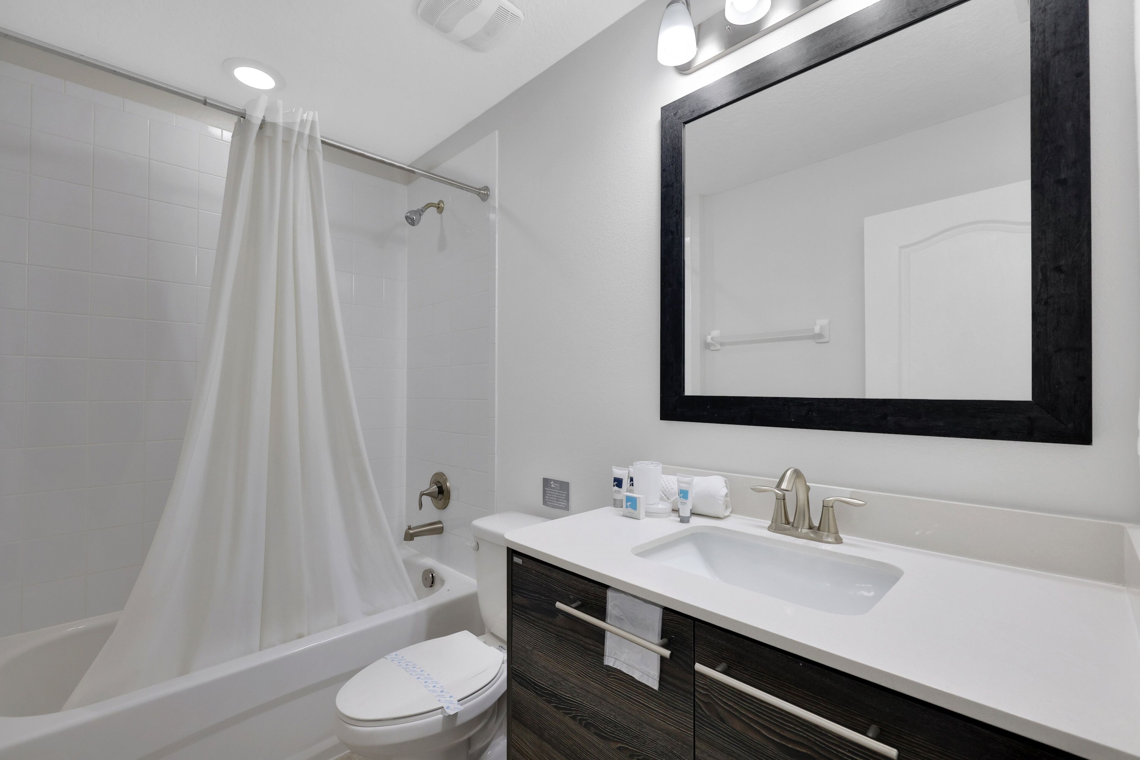 Ein modernes Badezimmer mit Badewanne, Toilette und Waschbecken.