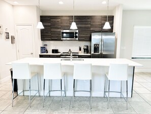 Private kitchen - Balmoral Resort-179mm 4 Bedroom Home by RedAwning (Haines City)