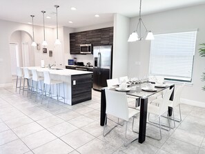 Private kitchen - Balmoral Resort-179mm 4 Bedroom Home by RedAwning (Haines City)