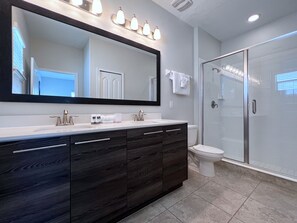 House, 5 Bedrooms | Bathroom | Towels