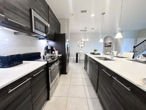 ハウス 4 ベッドルーム | 専用キッチン | 冷蔵庫、オーブン、コーヒー / ティーメーカー、トースター