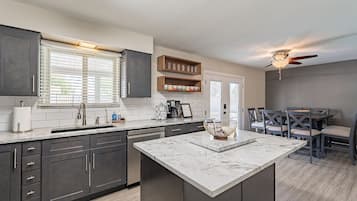 Frigorifero, microonde, forno, piano cottura