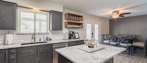 Kjøleskap, mikrobølgeovn, ovn og kokeplater