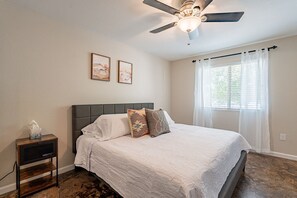 3 dormitoris, escriptori i planxa i posts de planxar 