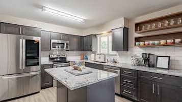 Frigorifero, microonde, forno, piano cottura