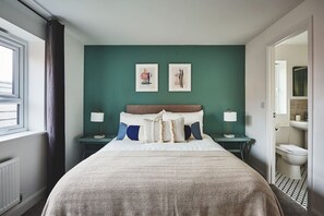 3 chambres, bureau, fer et planche à repasser, lit parapluie