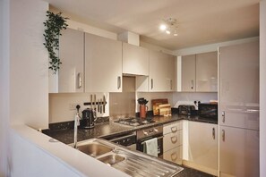 ثلاجة، ميكروويف، فرن، موقد طهي مسطح