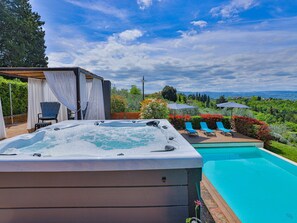 A hot tub with a pool, surrounded by outdoor furniture and a pergola. - Villa in Certaldo ID 4125 (Certaldo)