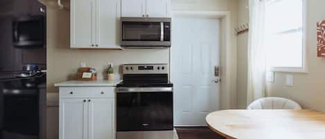 Réfrigérateur, four à micro-ondes, un four, surface de cuisson