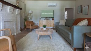 Living area - Lamont 4 1 Bed Pet-Friendly Apt (Johnson City)