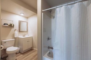 Baignoire, sèche-cheveux, serviettes fournies