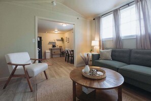 TV, offices - Lamont 5 1Bed Pet-Friendly Apt (Johnson City)