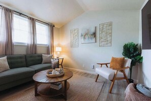 TV, offices - Lamont 5 1Bed Pet-Friendly Apt (Johnson City)