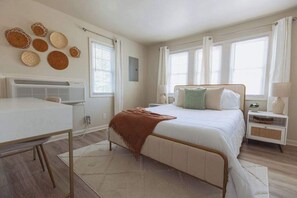 1 soverom, skrivebord, strykejern/-brett og wi-fi