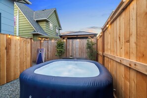 Outdoor spa tub - Vibrant Parkside Retreat -Newly Renovated, Hot Tub & Walkable to Downtown! (Port Angeles)