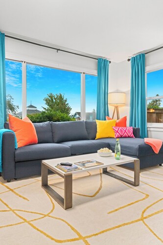 Vibrant Parkside Retreat -Newly Renovated, Hot Tub & Walkable to Downtown!