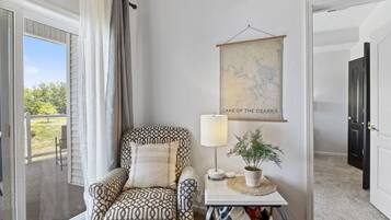 Smart-tv, een open haard en boeken