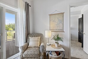 Smart-TV, Kamin, Bücher